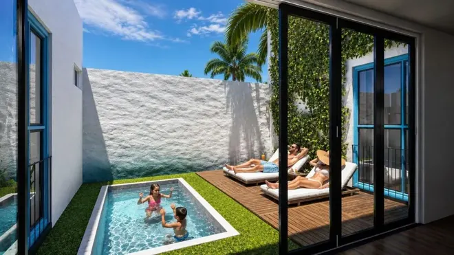 Patio y piscina de una vivienda ilustrativa. Construcción no incluida.