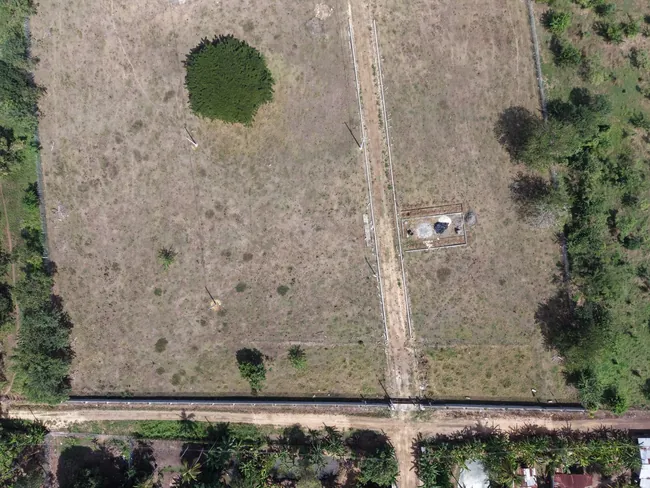 Vista aérea del terreno y trazado de accesos de Villa Cardales.